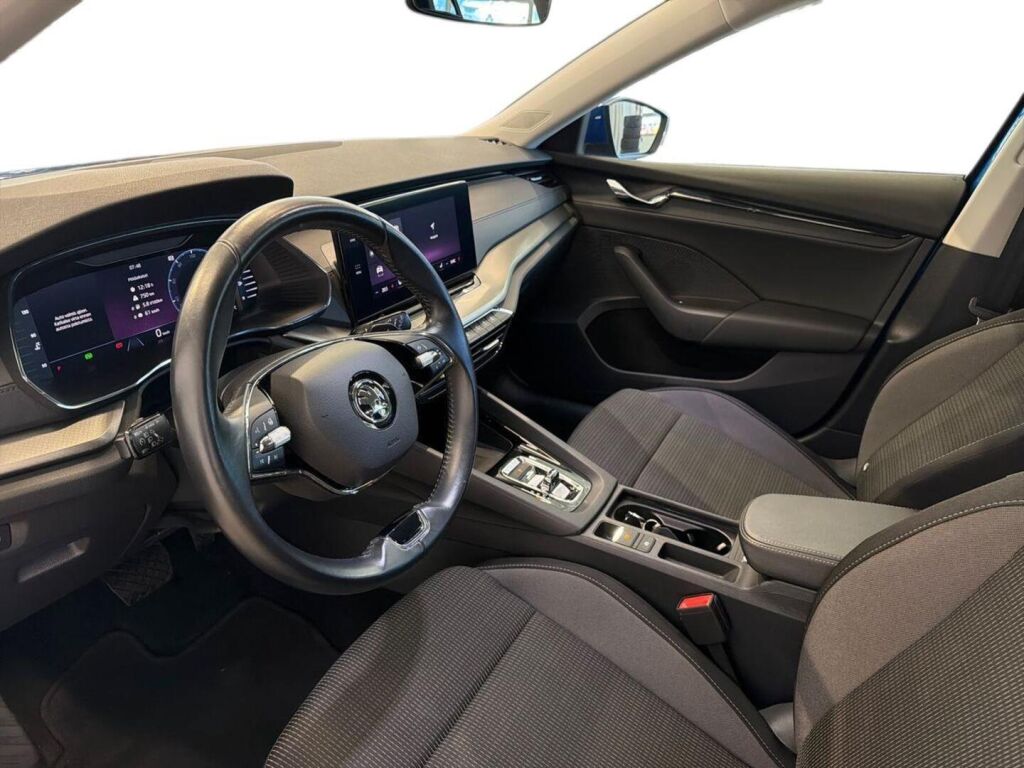 Skoda Octavia 2023 Sininen