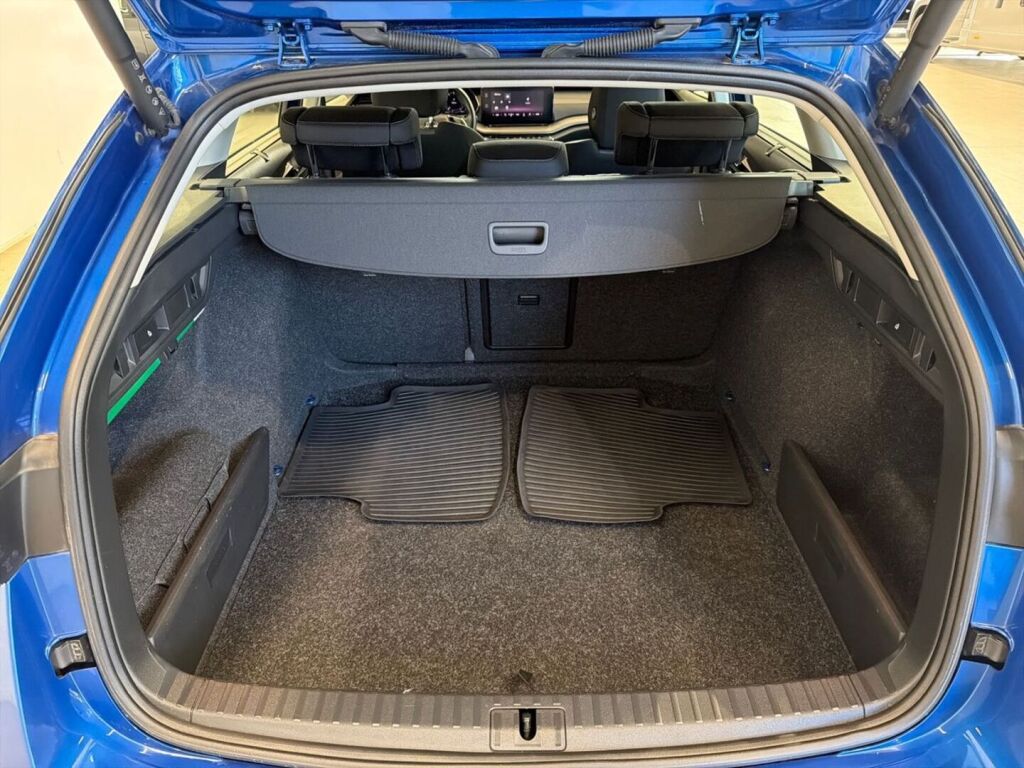 Skoda Octavia 2023 Sininen