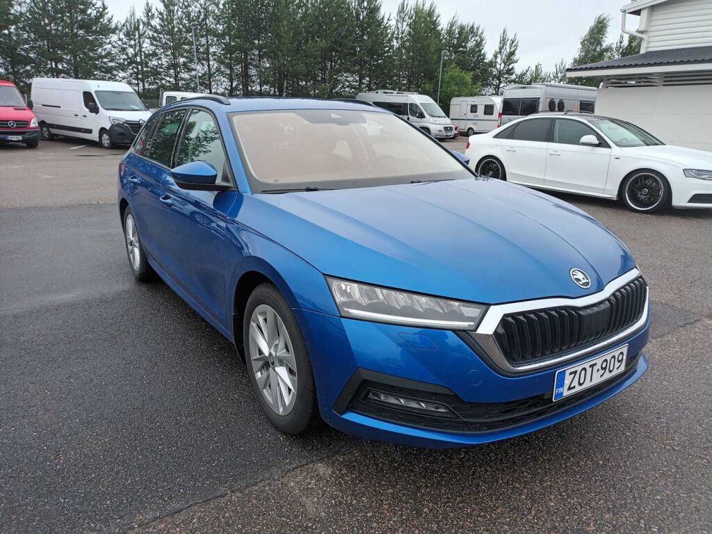 Skoda Octavia 2023 Sininen
