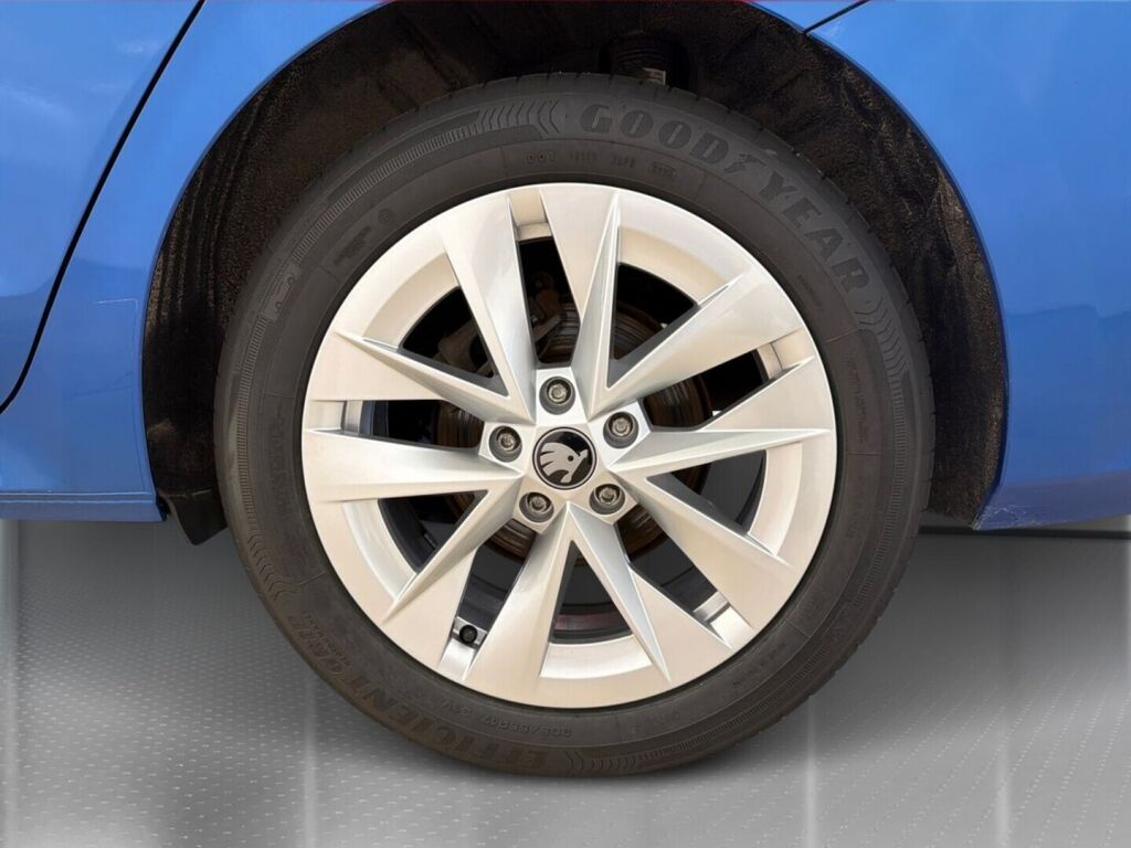 Skoda Octavia 2023 Sininen