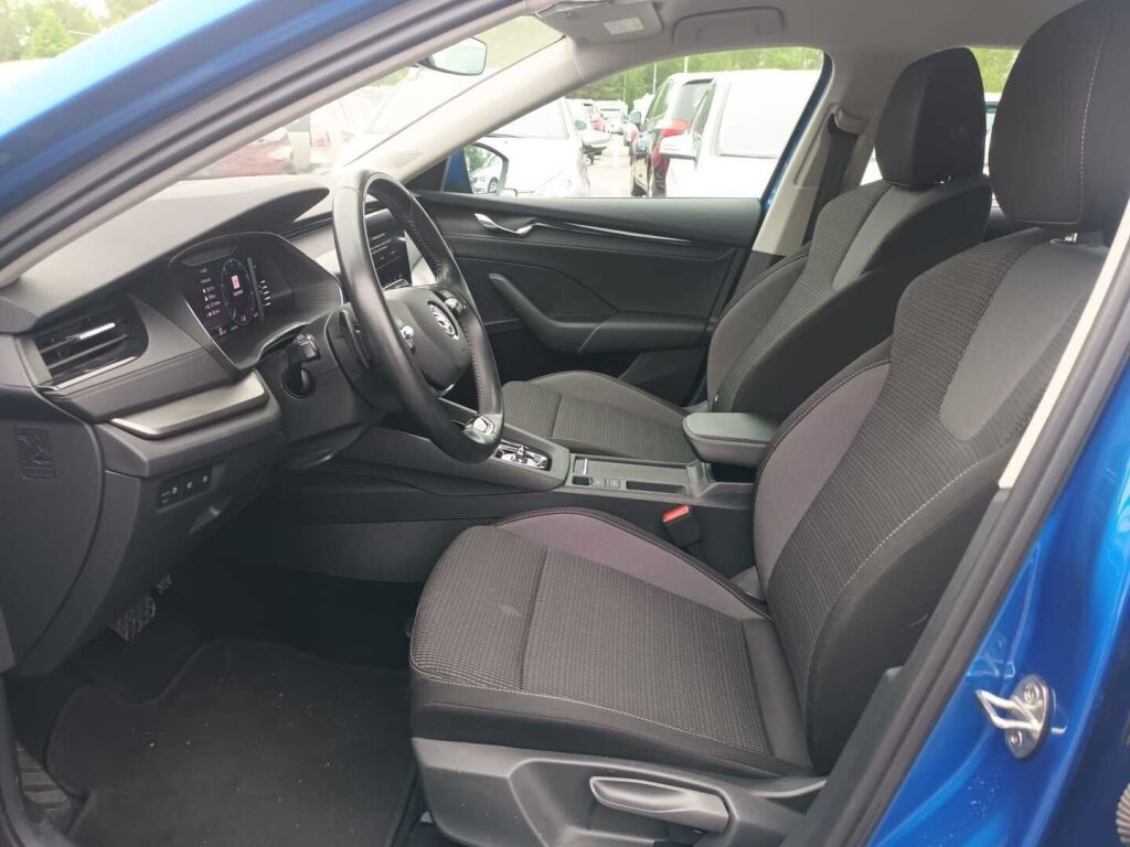 Skoda Octavia 2023 Sininen