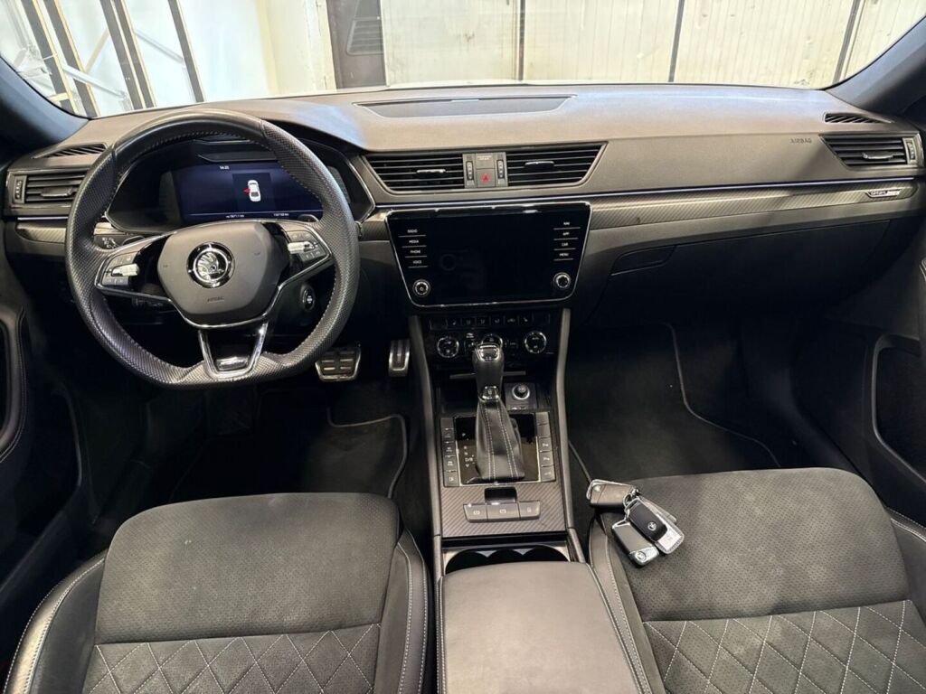 Skoda Superb 2023 Valkoinen