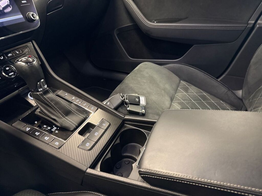 Skoda Superb 2023 Valkoinen