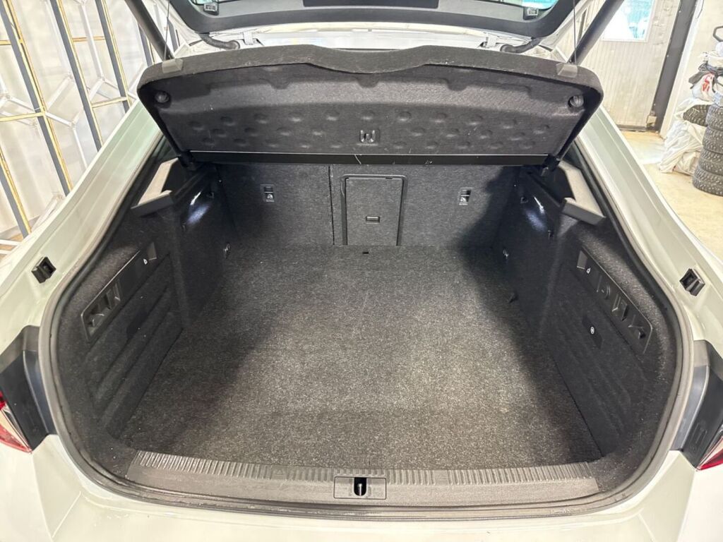 Skoda Superb 2023 Valkoinen