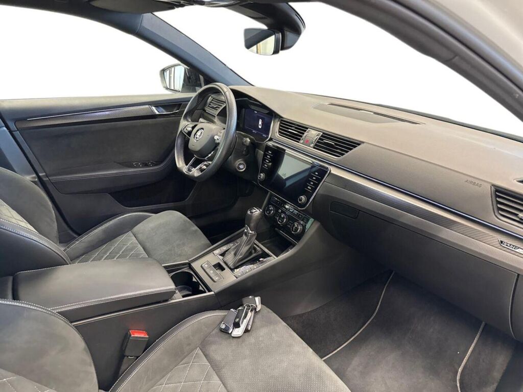 Skoda Superb 2023 Valkoinen