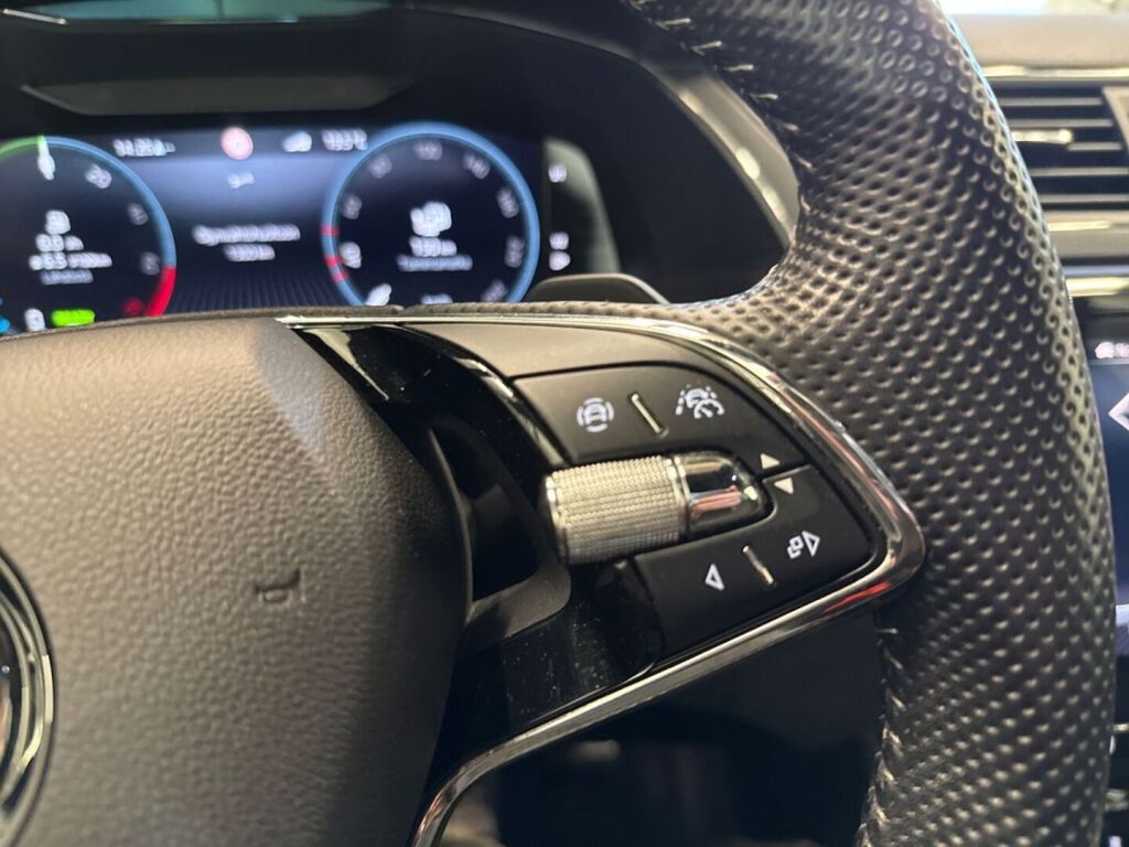 Skoda Superb 2023 Valkoinen