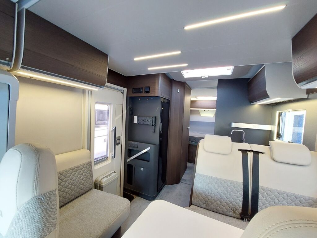 Adria MATRIX SUPREME 670 SC 2023 Harmaa
