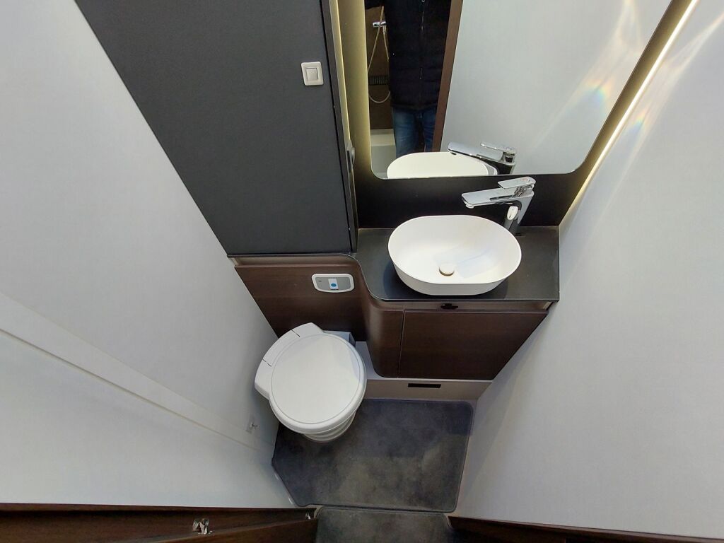 Adria MATRIX SUPREME 670 SC 2023 Harmaa