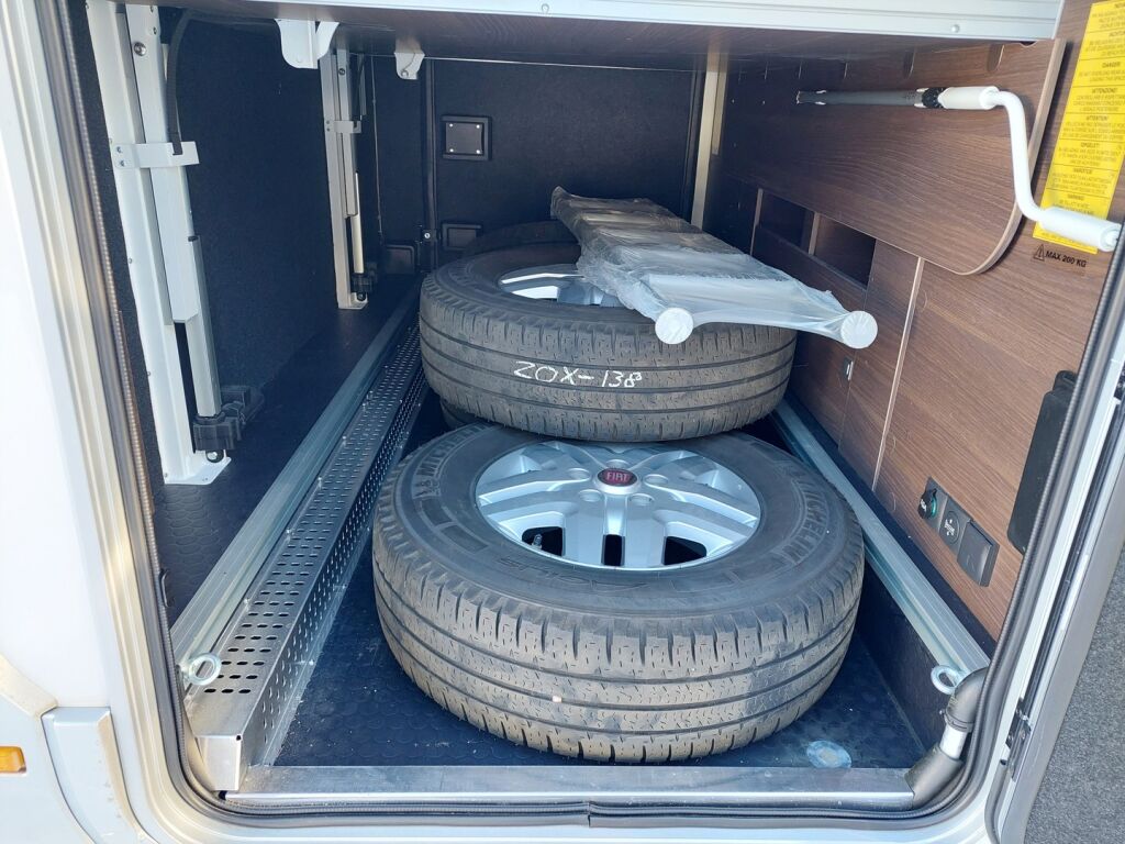 Adria MATRIX SUPREME 670 SC 2023 Harmaa