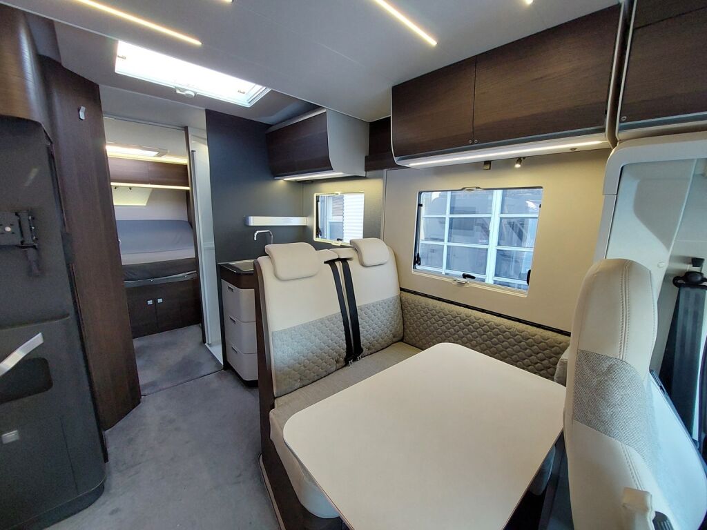 Adria MATRIX SUPREME 670 SC 2023 Harmaa