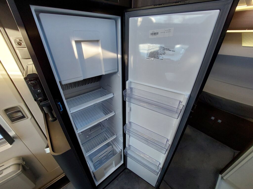 Adria MATRIX SUPREME 670 SC 2023 Harmaa