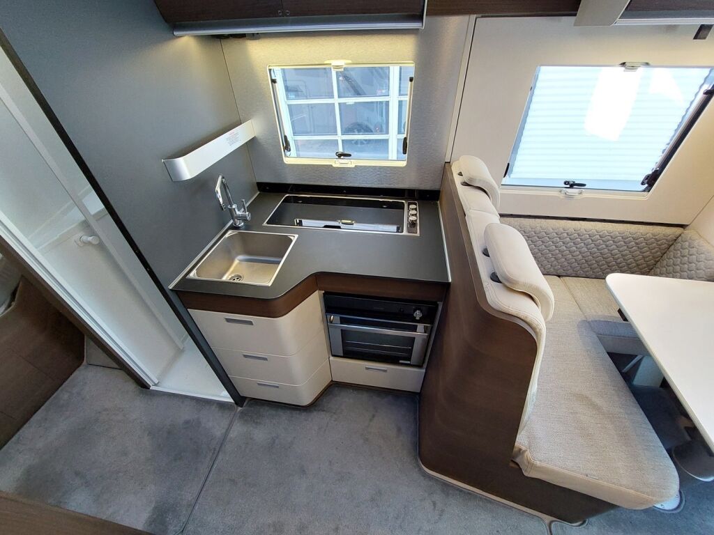 Adria MATRIX SUPREME 670 SC 2023 Harmaa