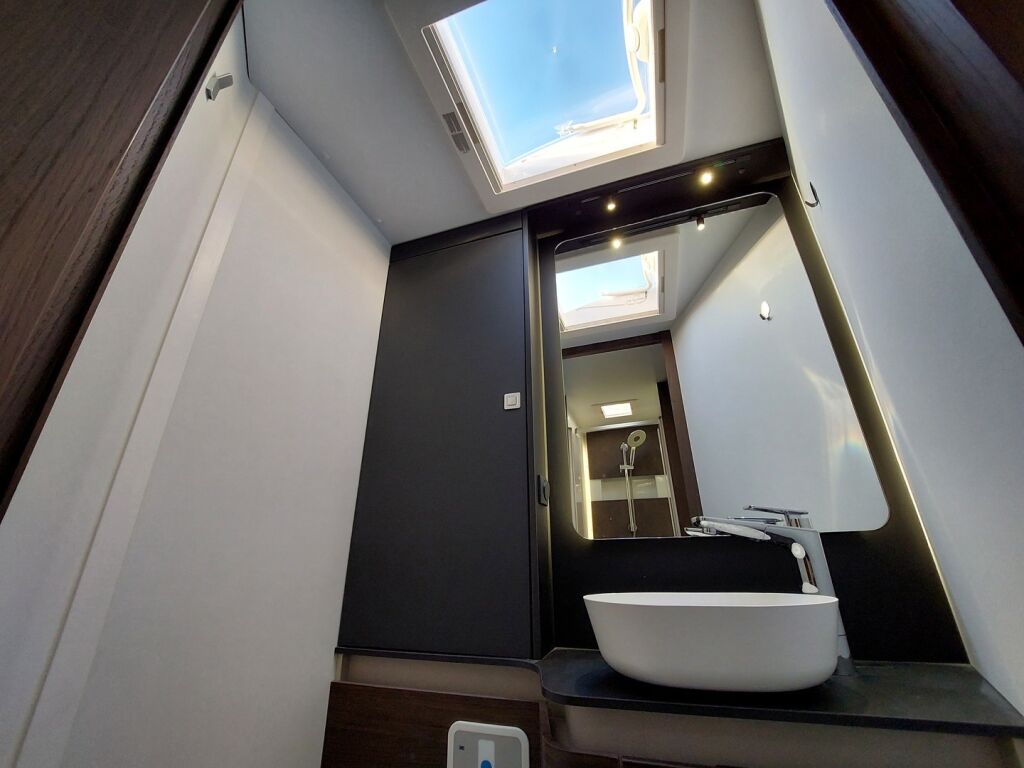 Adria MATRIX SUPREME 670 SC 2023 Harmaa