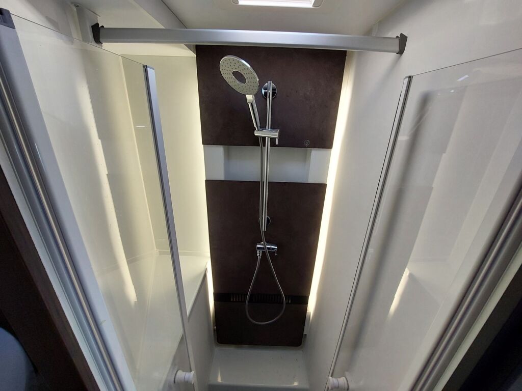 Adria MATRIX SUPREME 670 SC 2023 Harmaa