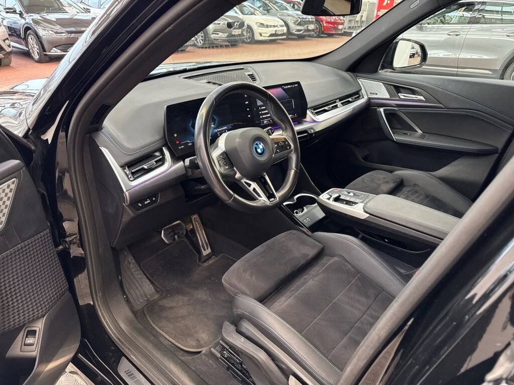 BMW iX1 2023 Musta
