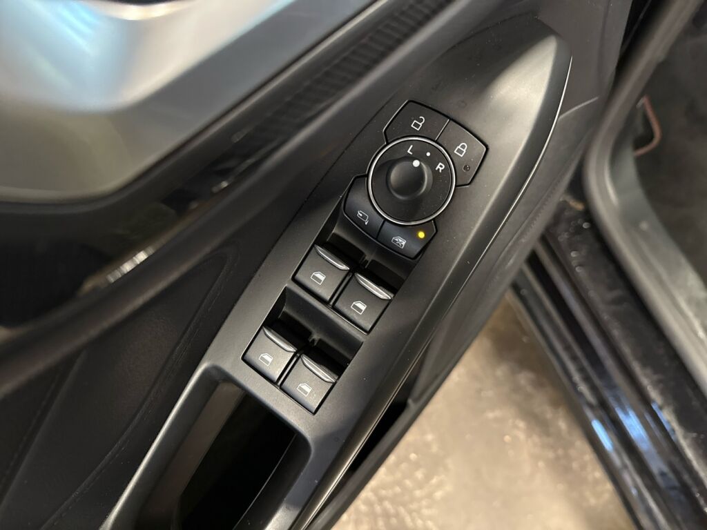 Ford Focus 2023 Musta