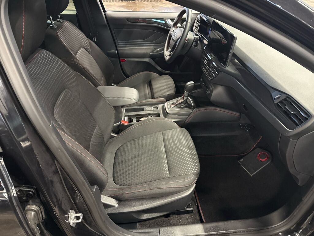 Ford Focus 2023 Musta