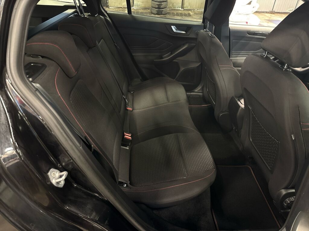 Ford Focus 2023 Musta