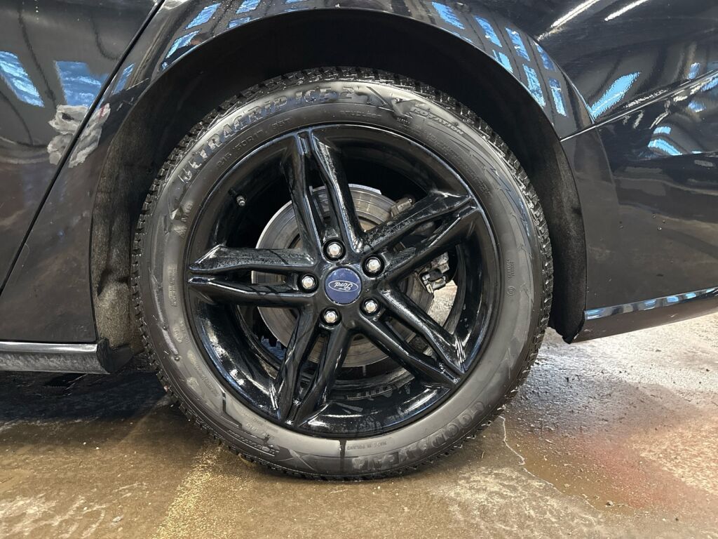 Ford Focus 2023 Musta