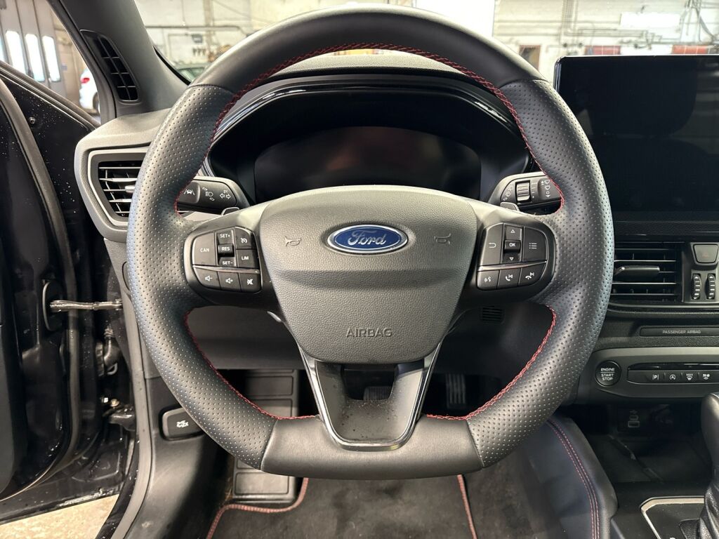 Ford Focus 2023 Musta