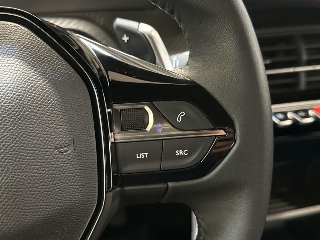 Peugeot 2008 2023 Oranssi
