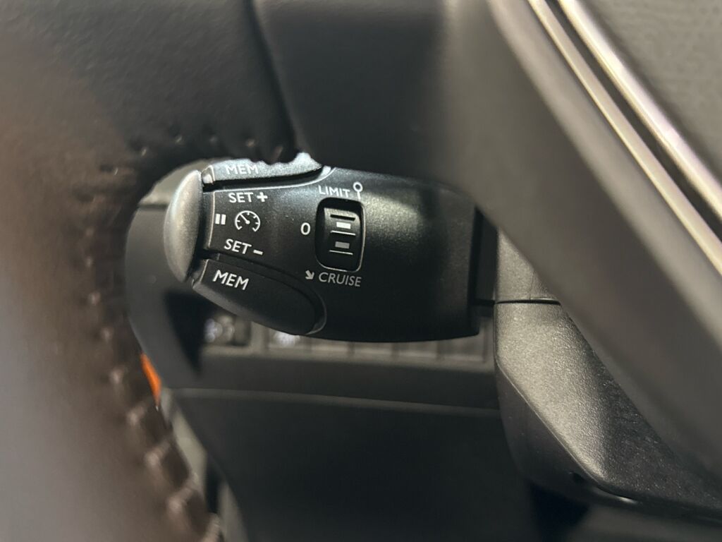 Peugeot 2008 2023 Oranssi