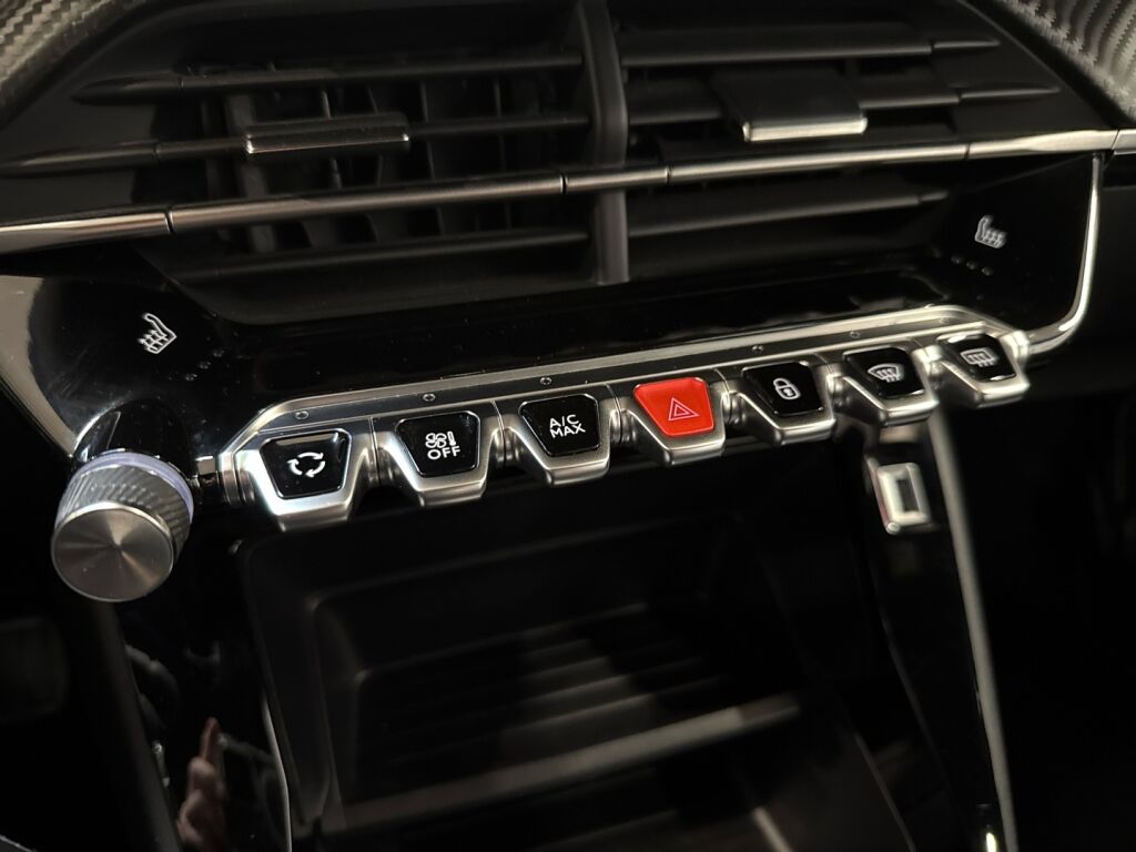 Peugeot 2008 2023 Oranssi