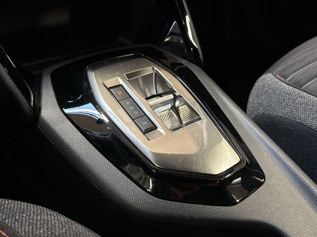Peugeot 2008 2023 Oranssi