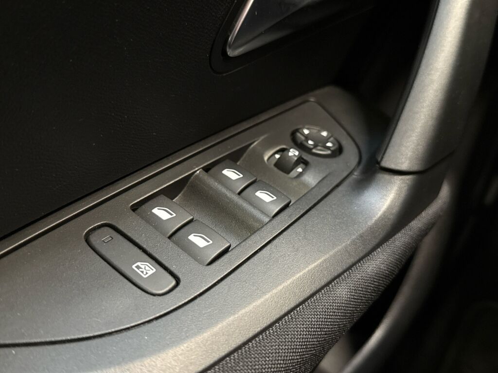 Peugeot 2008 2023 Oranssi