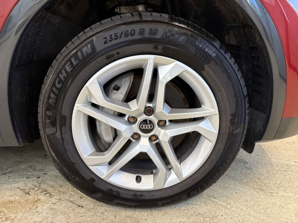 Audi Q5 2023 Punainen