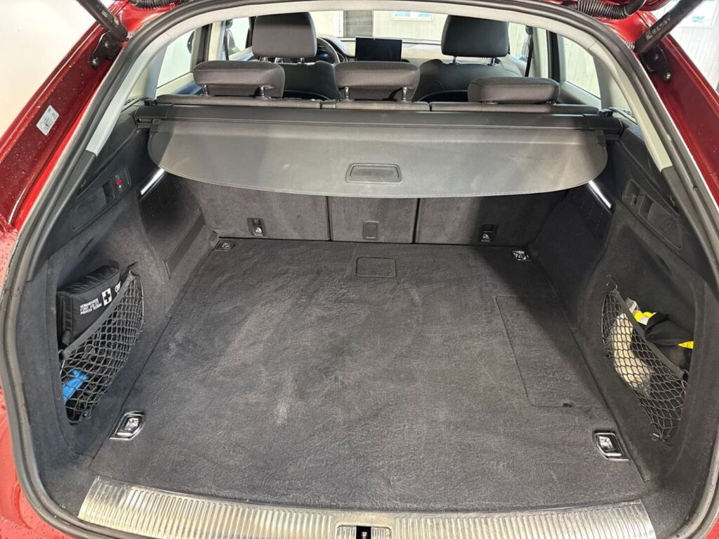 Audi Q5 2023 Punainen