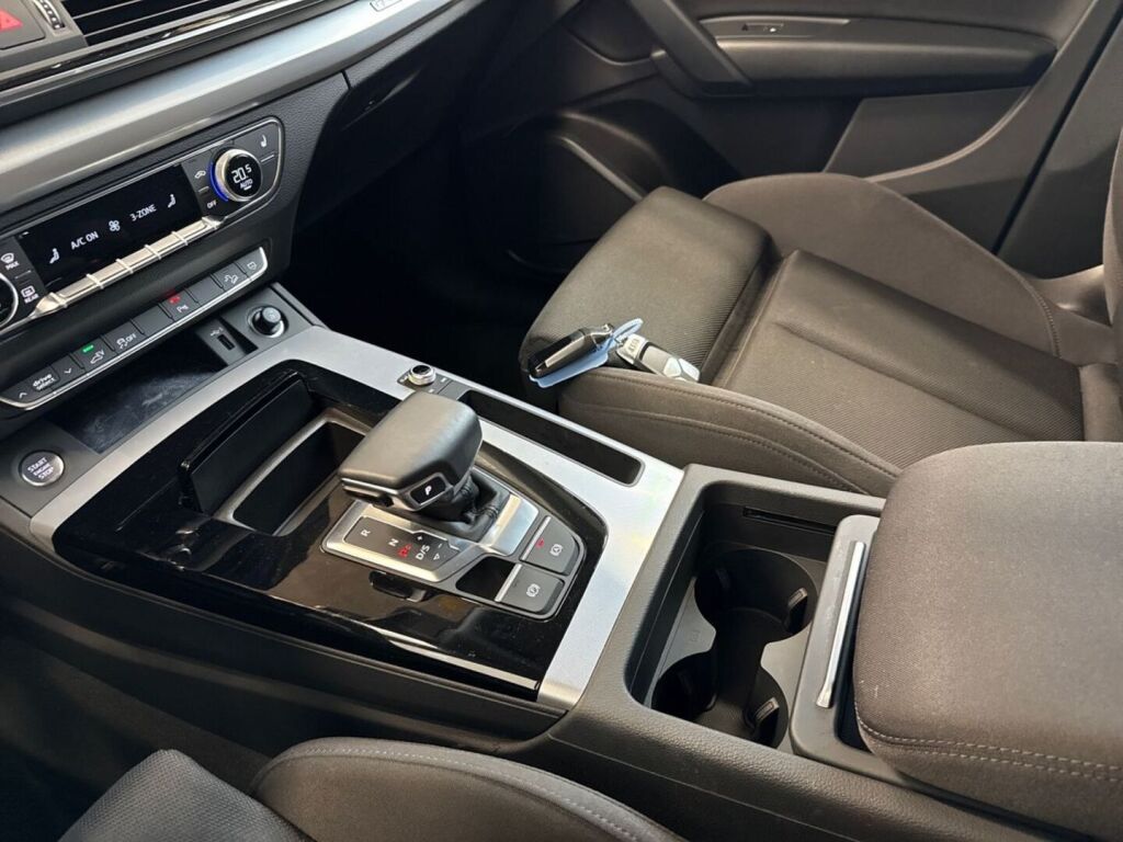 Audi Q5 2023 Punainen