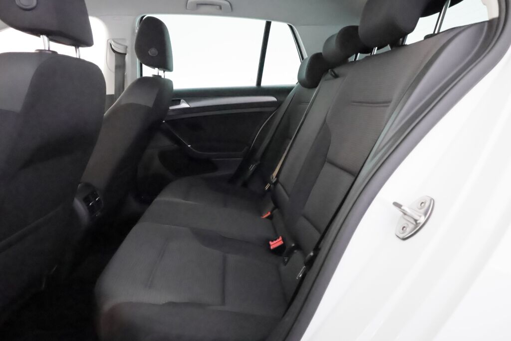 Volkswagen Golf 2019 Valkoinen