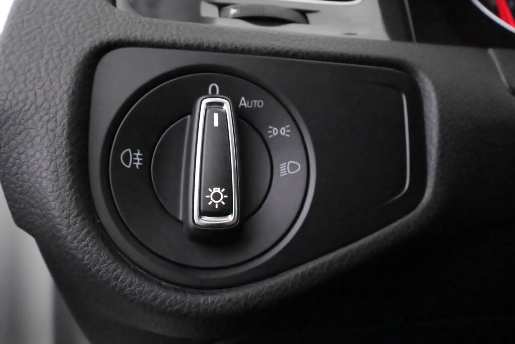 Volkswagen Golf 2019 Valkoinen