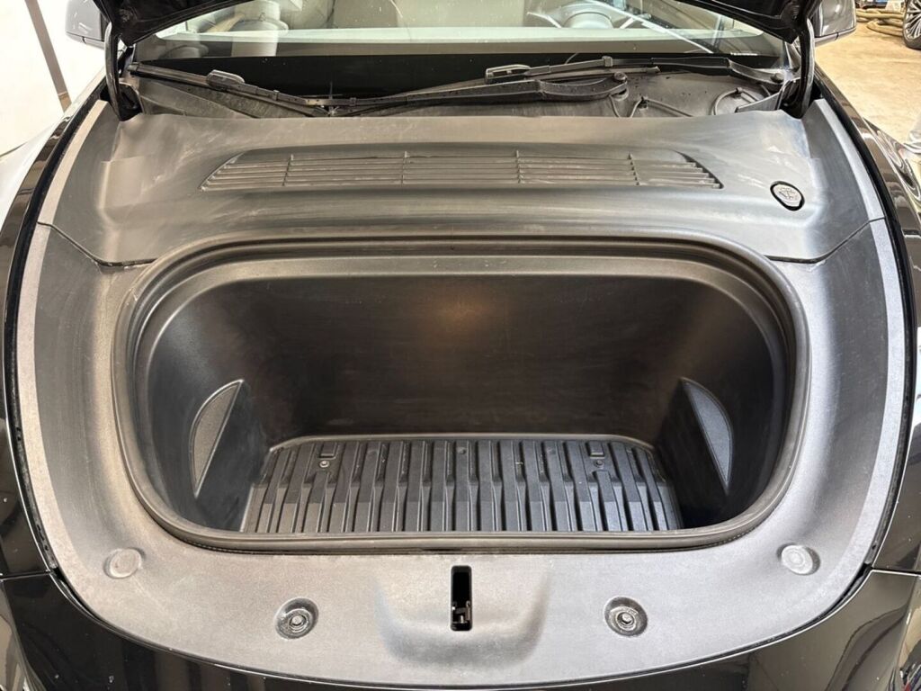 Tesla Model Y 2023 Musta