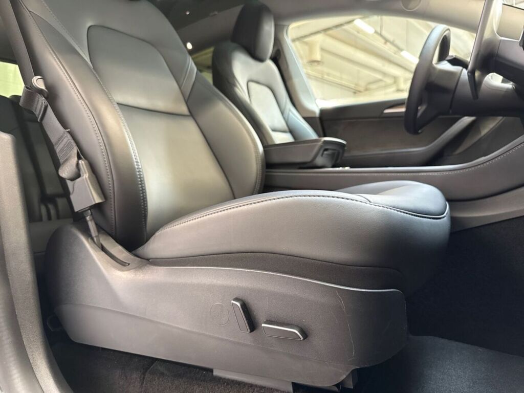 Tesla Model Y 2023 Musta