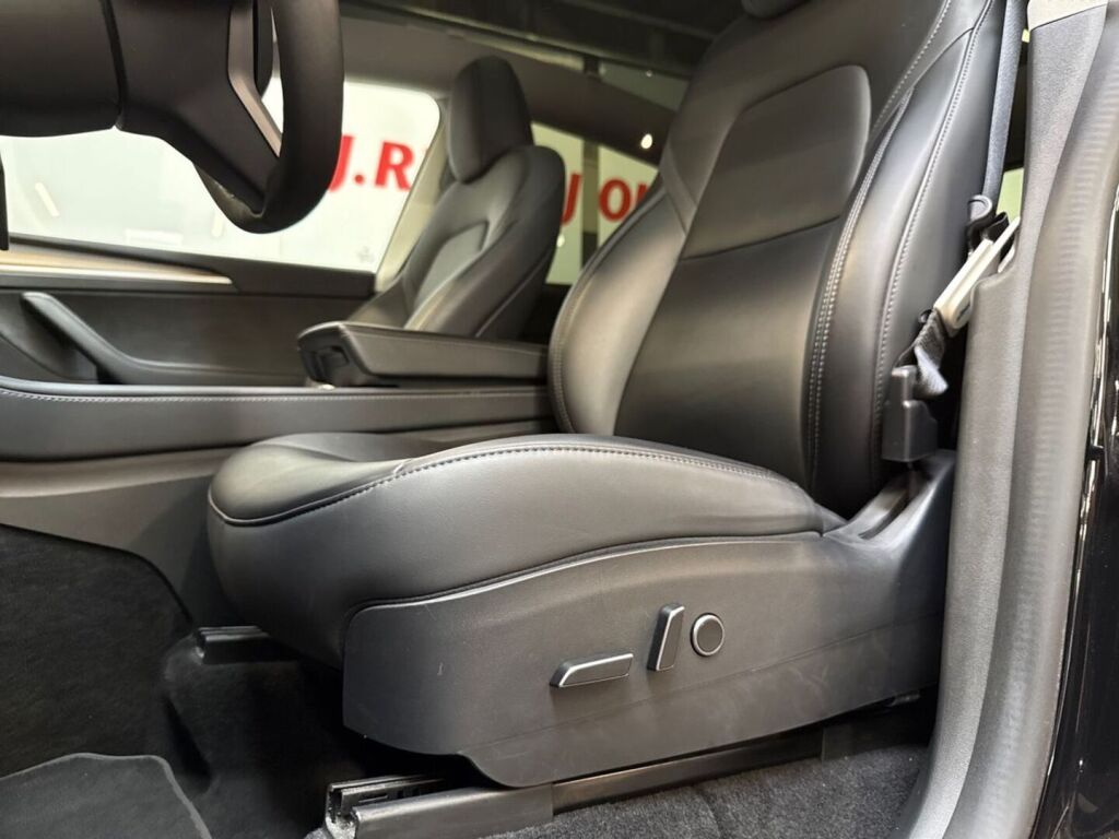 Tesla Model Y 2023 Musta