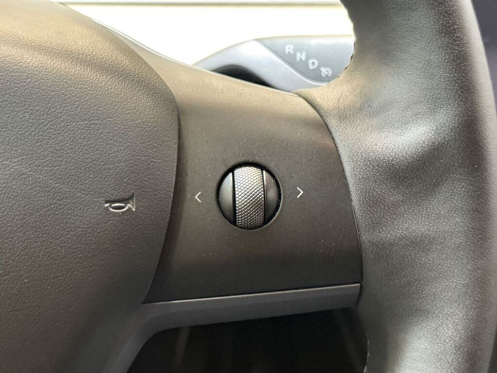 Tesla Model Y 2023 Musta