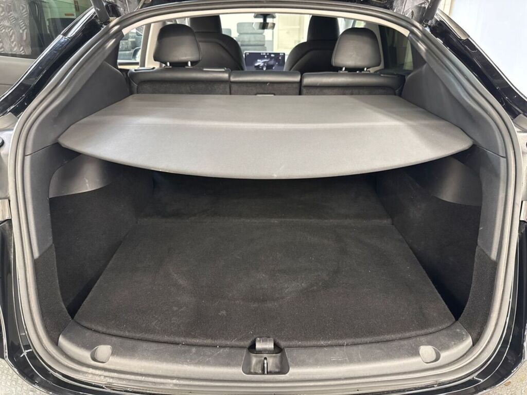 Tesla Model Y 2023 Musta