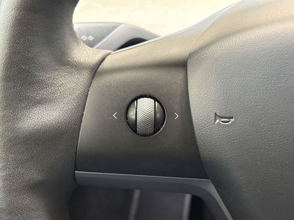 Tesla Model Y 2023 Musta