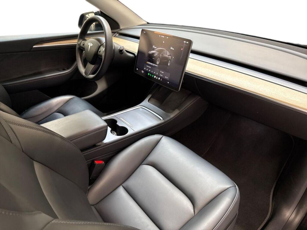 Tesla Model Y 2023 Musta