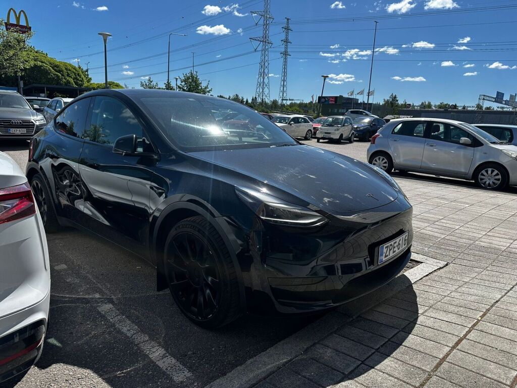 Tesla Model Y 2023 Musta