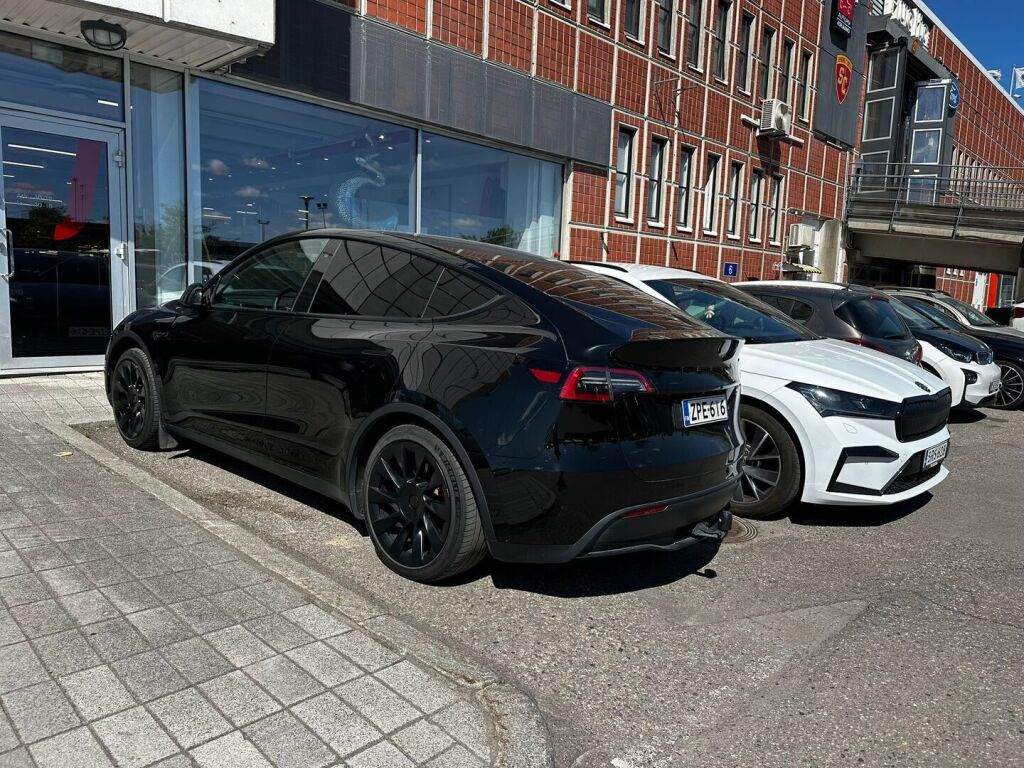 Tesla Model Y 2023 Musta