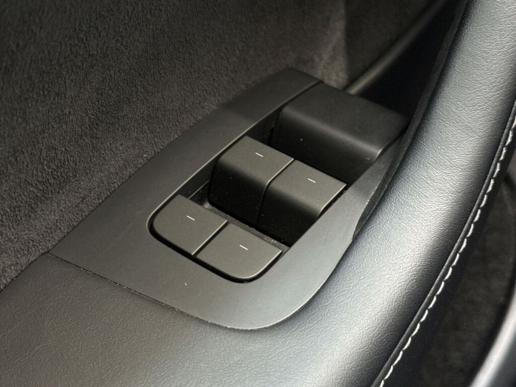 Tesla Model Y 2023 Musta
