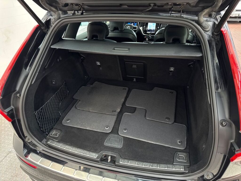 Volvo XC60 2022 Musta