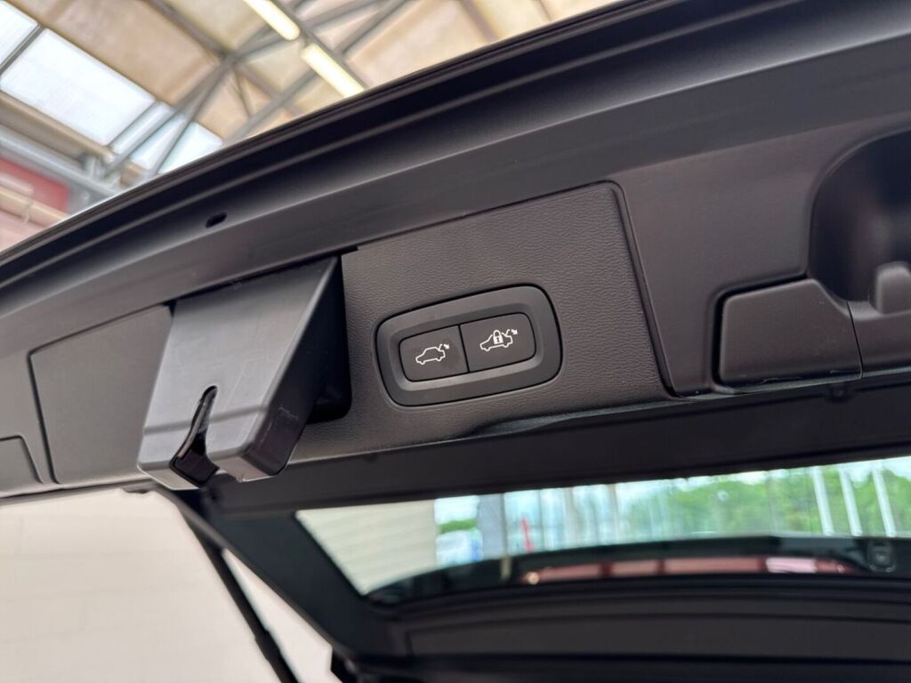 Volvo XC60 2022 Musta