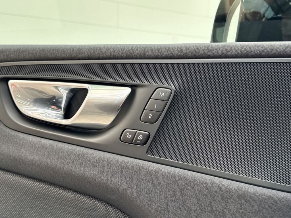 Volvo XC60 2022 Musta