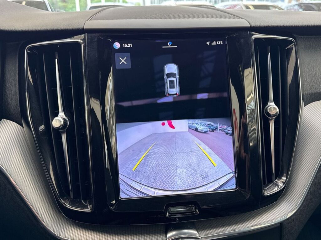 Volvo XC60 2022 Musta