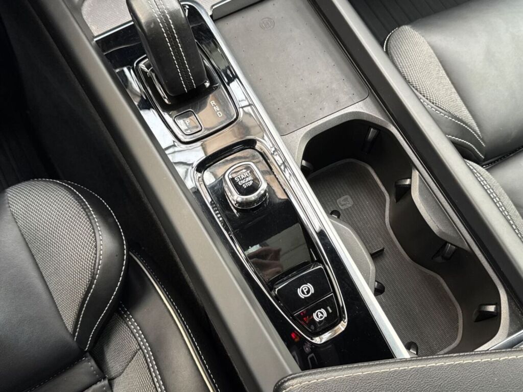 Volvo XC60 2022 Musta
