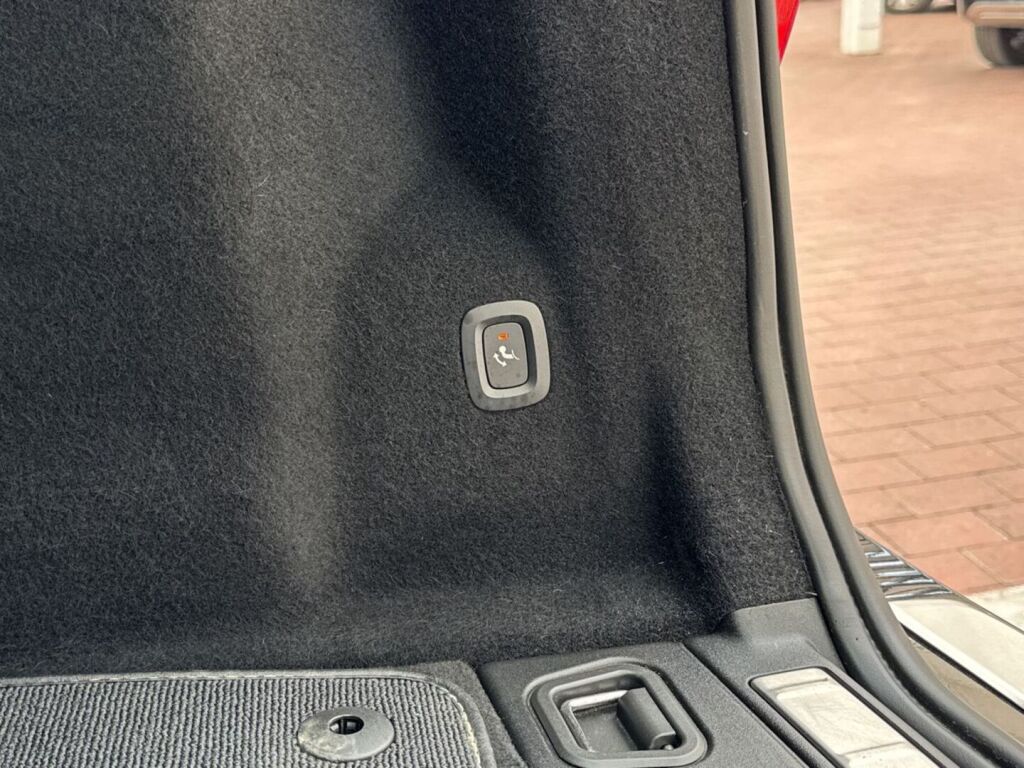 Volvo XC60 2022 Musta
